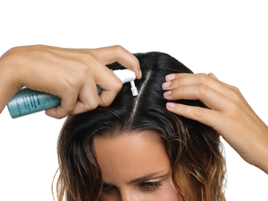 Aplikácia Nutriol séra na vlasy pred použitím galvanickej žehličky na vlasy